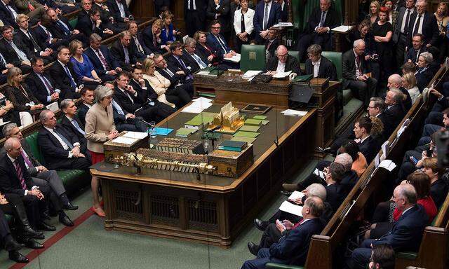 Die britische Premierministerin Theresa May vor der roten Linie im britischen Unterhaus.