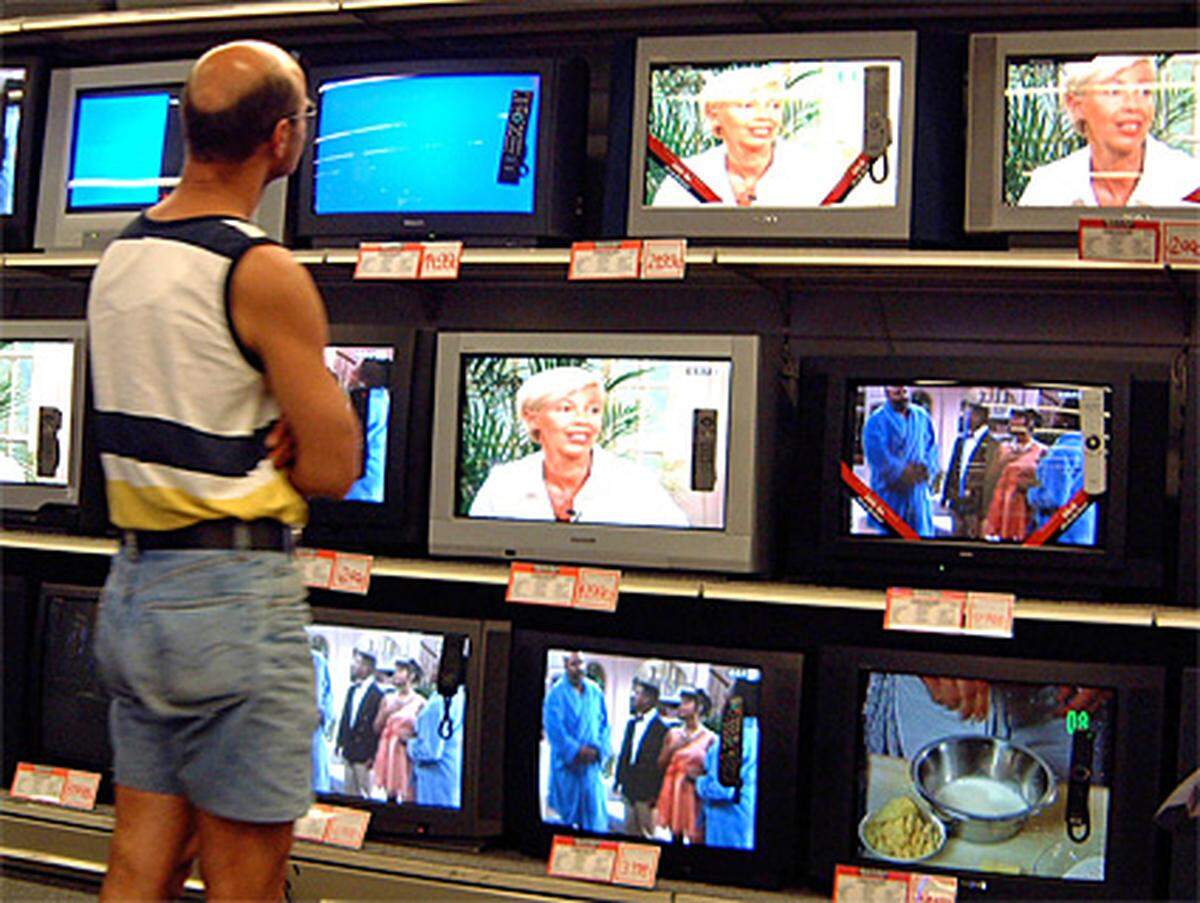 Das Problem: Die Menschen kaufen nicht mehr - z.B. Fernseher.Die potentiellen Käufer warten auf fallende Preise, da sie um die Geldnot der Verkäufer wissen.