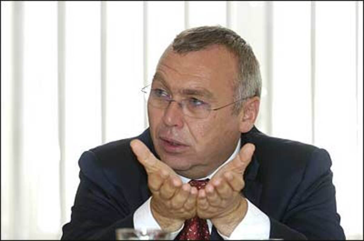 "Ein eigenes Frauenministerium kommt sicher, das brauchen wir."Alfred Gusenbauer, der eine Regierung mit 15 oder 16 Ministern anstrebt.