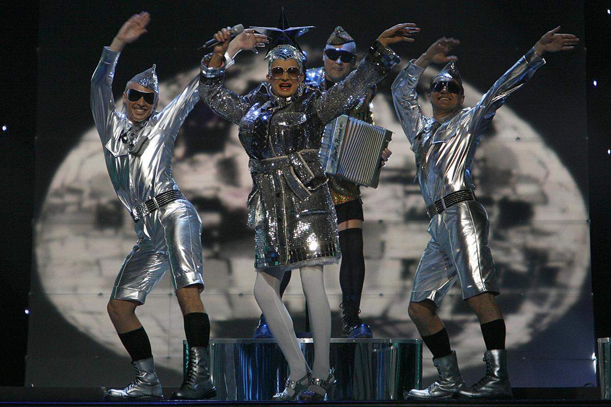 Für die Ukraine ging 2007 Andrij Mychajlowytsch Danylko, besser bekannt unter seinem Künstlernamen Verka Serduchka ins Rennen - in futuristischen, silbernen Uniformen. Der überaus nervöse, folkloristische Song "Dancing Lasha Tumbai" mit so eingängigen Texzeilen wie "Sieben, sieben, ai lju-lju, sieben, sieben, eins zwei" landete auf dem sensationellen zweiten Platz. 