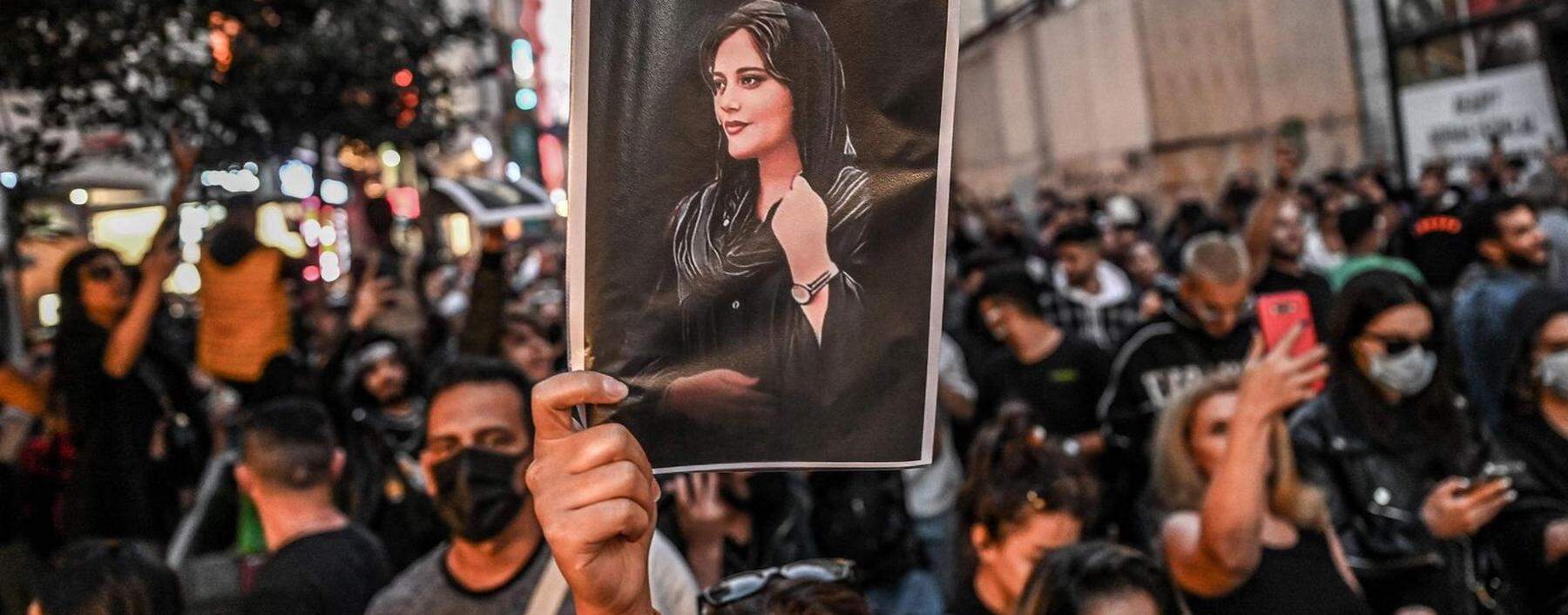 Eine Solidaritäts-Demonstration für die Protestierenden im Iran in der türkischen Metropole Istanbul. Das Regime in Teheran geht drei Monate nach Beginn der Proteste nun mit aller Härte gegen seine Gegner vor.