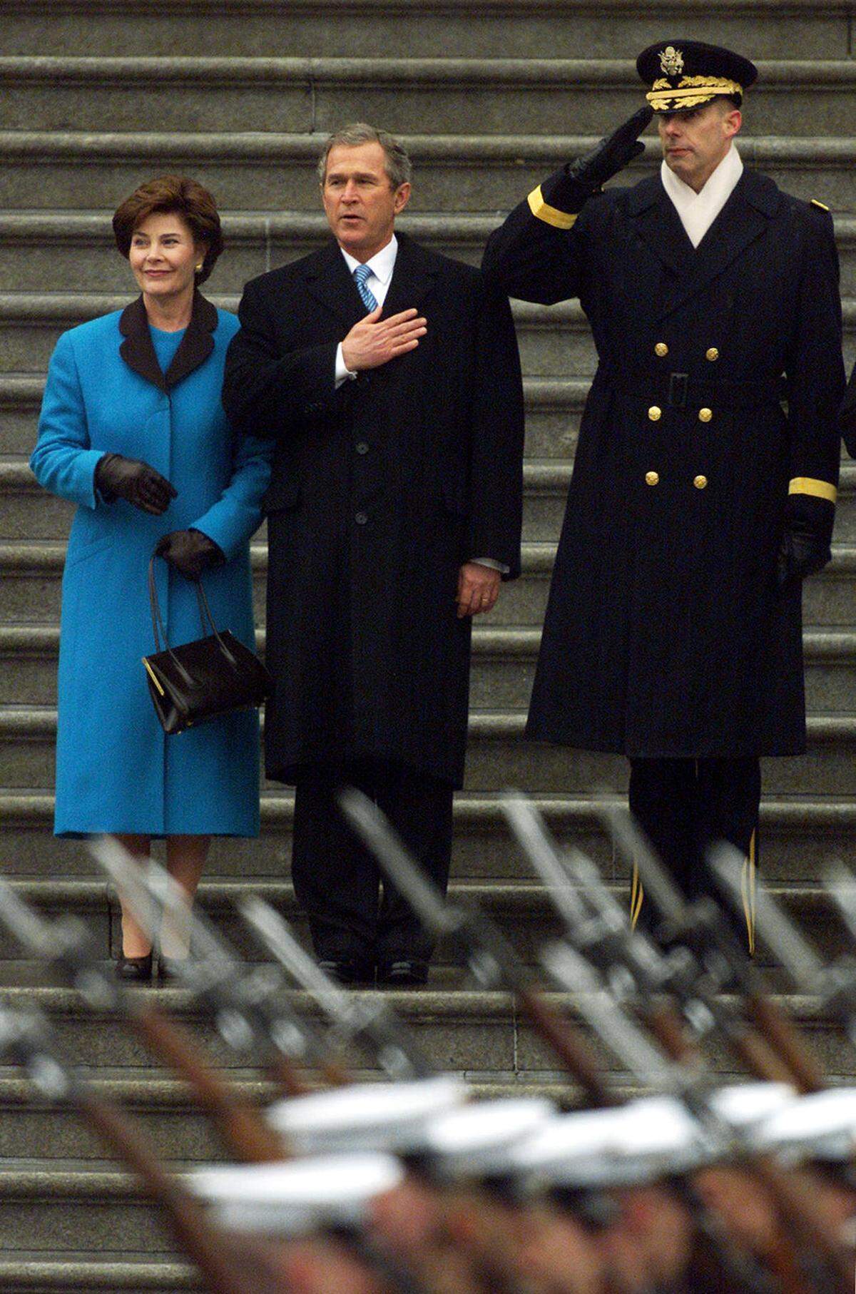 2001 zeigte sich die First Lady bei der Amtseinführung in einem kräftigen Blau.