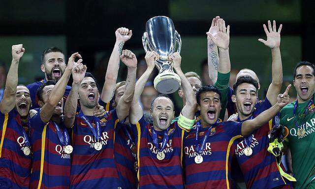 Barcelona-Spieler mit Pokal