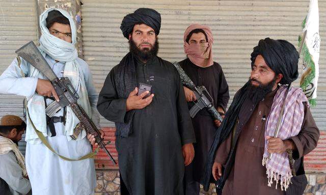 Sie sind zurück: Taliban bei einer Patrouille in der afghanischen Provinzhauptstadt Farah am Dienstag.