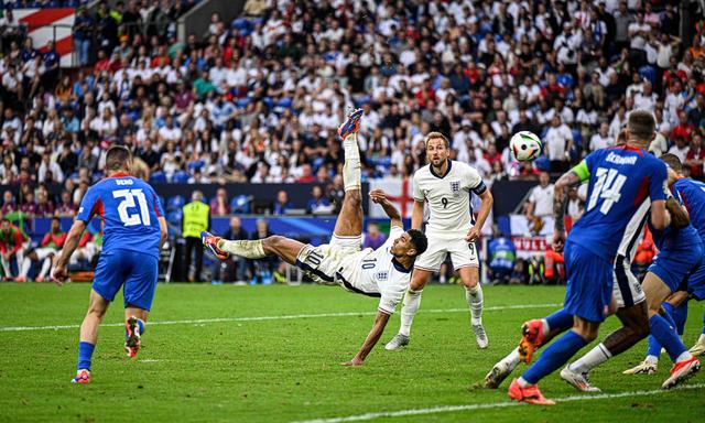 Das Tor dieser Fußball-EM: Jude Bellingham hob gegen die Slowakei zum sehenswerten Fallrückzieher ab - und rettete England vor dem nahen Aus.