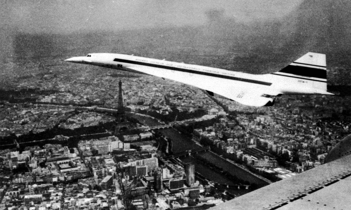 Nur rund dreieinhalb Stunden brauchte die Concorde mit doppelter Schallgeschwindigkeit (Mach 2) über den "großen Teich", weniger als halb so lang wie normale Flugzeuge. Passagiere kamen nach Ortszeit früher in New York an, als sie Paris verlassen hatten. Beim Benefizkonzert "Live Aid" konnte Phil Collins 1985 dank der Concorde erst in London auftreten und wenige Stunden später in Philadelphia. Während der weltgrößte Passagierjet A380 in rund 13.000 Metern Höhe unterwegs ist, flog die Concorde bis zu 18.000 Meter über dem Atlantik. Dort gibt es keine Turbulenzen: "Man hatte überhaupt kein Gefühl der Geschwindigkeit", erzählte der frühere Kapitän John Hutchinson der BBC.