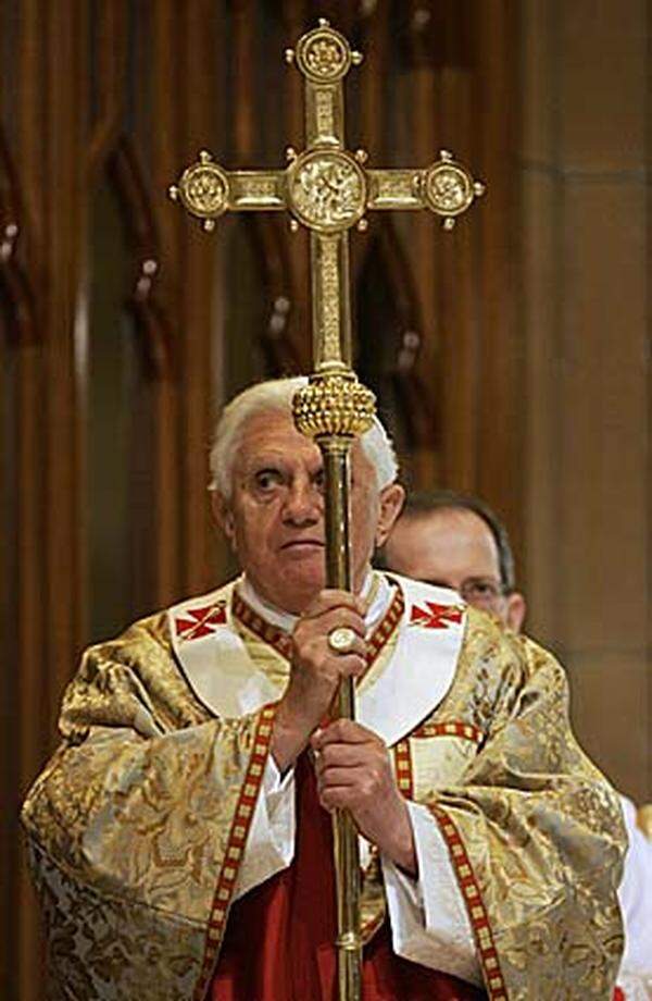 Der Papst entschuldigt sich für die Fälle sexuellen Missbrauchs durch Geistliche. Die Schuldigen müssten ihrer gerechten Strafe zugeführt werden. Zu dem Zeitpunkt sind 107 Fälle bekannt.