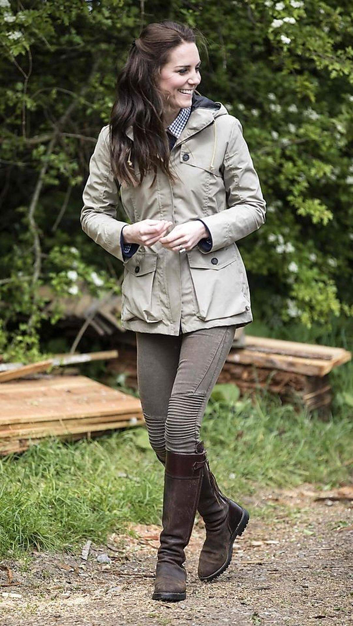 Eine entspannte Herzogin von Cambridge mischte sich bei einem Bauernhofbesuch Anfang Mai in England unter Mensch und Tier: Neben einer angenehm jugendlichen Frisur gab es klassischen Outdoor-Stil mit Parka (Troy London), Kaschmirpullover (J.Crew), Karoshirt (Gap), Biker-Jeans (Zara), Quasten-Lederstiefeln von Penelope Chilvers, die Catherine schon seit vielen Jahren besitzt...