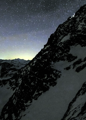 Blick von der Webcam auf der Adlersruhe in Richtung Großglockner: Links unterhalb des Gipfels sieht man um 21.30 Uhr die Lichtkegel der Stirnlampen von Kerstin G. und Thomas P.