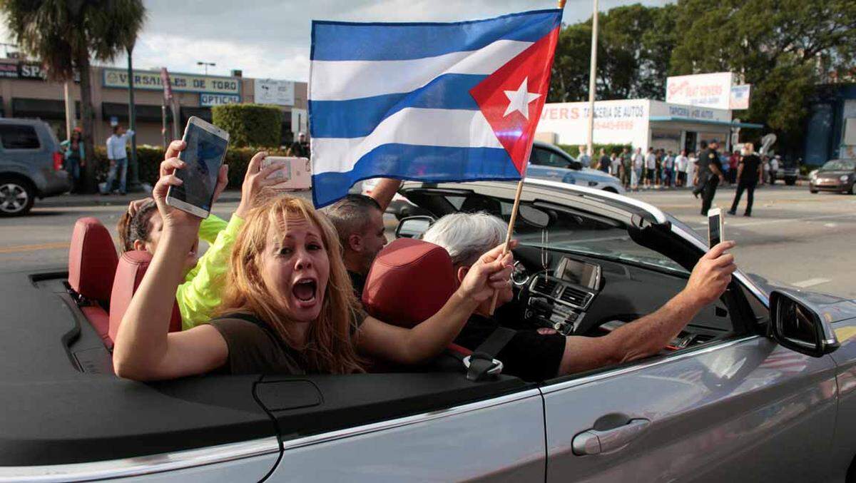 Die Exil-Kubaner in Miami haben die US-Regierung stets zu einer harten Linie gegen Havanna gedrängt. Während des Kalten Krieges wurden dort auch immer wieder Anschlagspläne gegen den Revolutionsführer geschmiedet.