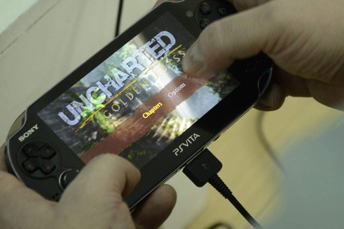 Der ganze Stolz der PS Vita ist aber die berührungsempfindliche Rückseite. Über sie lassen sich in manchen Spielen bestimmte Elemente steuern oder verändern. In Uncharted: Golden Abyss kann über die rückseitige Touch-Fläche zum Beispiel ein Seil hochgeklettert werden, oder ein Objekt gedreht und so näher untersucht werden.