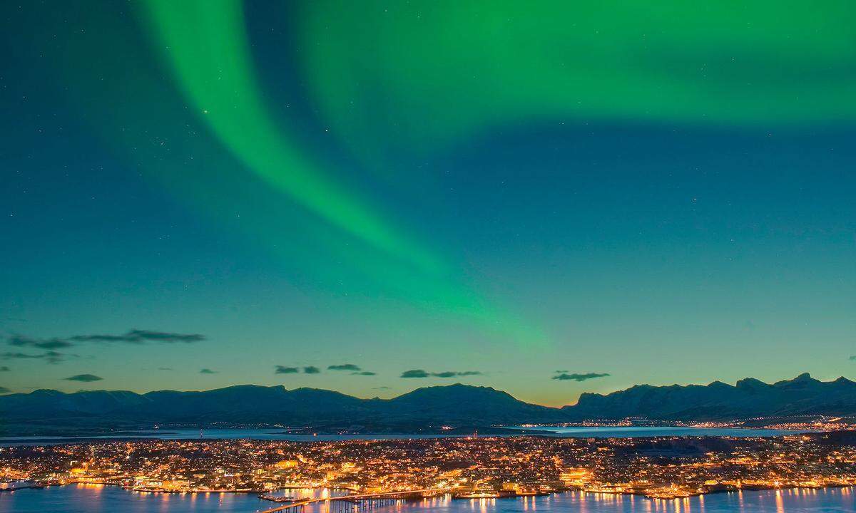 Es ist vor allem das Nordlicht, das Mittel- und Südeuropäer im Winter nach Norwegen zieht, denn quasi oberhalb des nördlichen Polarkreises (66,5 Grad Nord) sind die Chancen, die magisch leuchtenden Bänder in ­klaren Nächten zu sehen, besonders hoch. 43.000 Übernachtungen allein deutscher Urlauber zählten die Norweger im vergangenen Winter, doppelt so viele wie vor vier Jahren. Seit dem Winter 2016/17 trug die Lufthansa mit zwei wöchentlichen Direktflügen von Frankfurt nach Tromsø (690 39’ N) zu diesem Erfolg bei (ab 24. Nov. bis 30. März 19, jeden Mi, Sa). Nun erweitert Lufthansa das Angebot mit Direktflügen von München nach Tromsø: ab 1. Dezember bis 30. März donnerstags und samstags (ab 143 Euro). www.lufthansa.com
