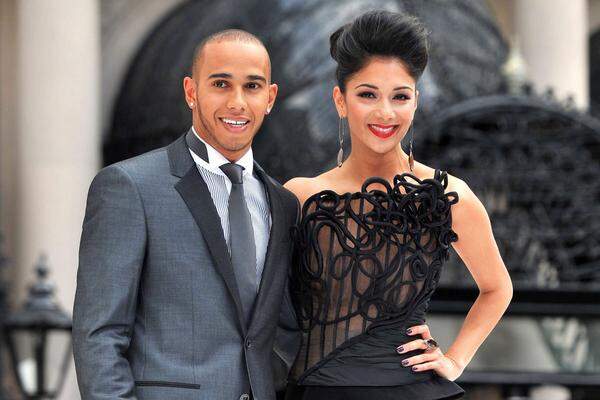 Lewis Hamilton und Nicole Scherzinger sollen sich verlobt haben. Drei Mal hatte die Sängerin zuvor die Heiratsanträge des Formel-1-Fahrers abgewiesen. Es heißt, die beiden wollen zusammen in der Schweiz leben.