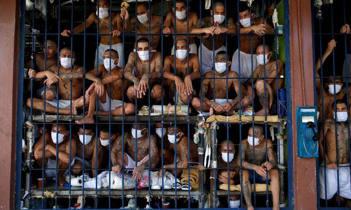 4. September. Inhaftierte Gang-Mitglieder sitzen trotz Coronavirus-Pandemie dicht gedrängt in einer Gefängniszelle in Quezaltepeque in El Salvador.