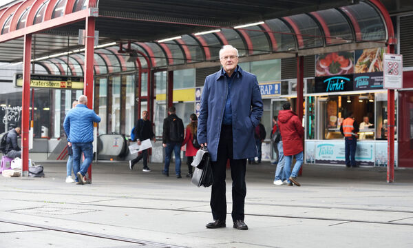 Psychiater Reinhard Haller am Wiener Praterstern – quasi dem Inbegriff des Ortes der öffentlichen Verunsicherung in Wien. Viel größere Gefahren lauern aber anderswo, sagt Haller.