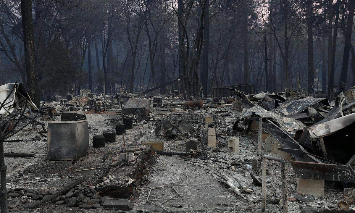 Das "Camp"-Feuer im Landesinneren ist dasjenige mit den meisten Todesopfern seit Beginn der Aufzeichnungen in Kalifornien. Allein bei diesem Feuer stieg die Zahl der Opfer auf 71. Darüber hinaus waren im von Flammen heimgesuchten Küstenort Malibu im Süden des Westküstenstaats in der vergangenen Woche zwei Menschen tot aufgefunden worden. Durch das "Camp Fire" zerstörte Häuser in Paradise.