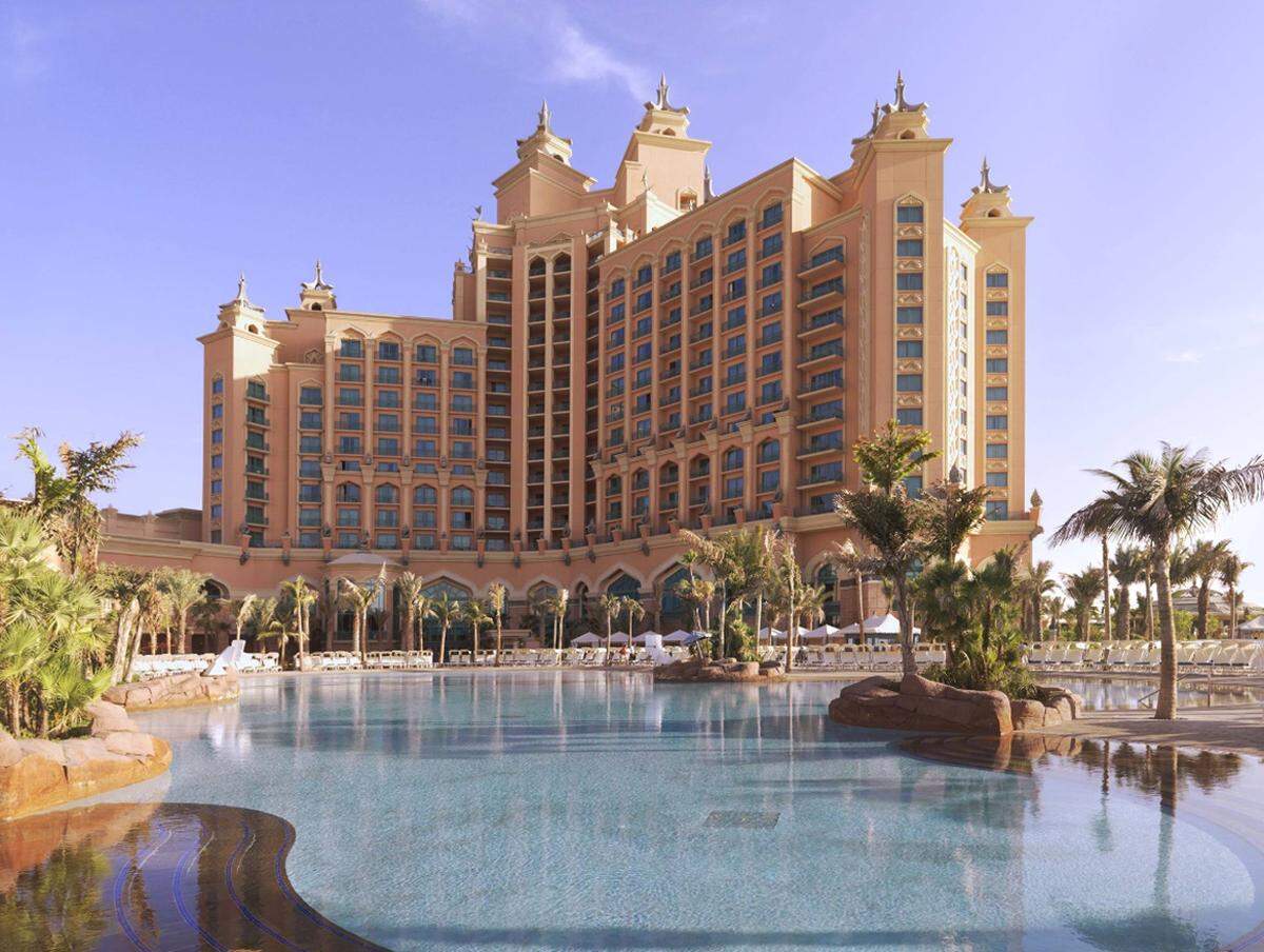 Die eindrucksvolle Hotelkulisse lässt sich im groß dimensionierten Pool noch besser bewundern.