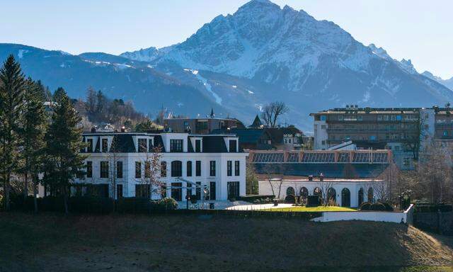 Außenansicht der Villa von Signa-Gründer Rene Benko in Innsbruck- Igls. Die Republik hat sie wegen offener Steuerbeträge gepfändet. 