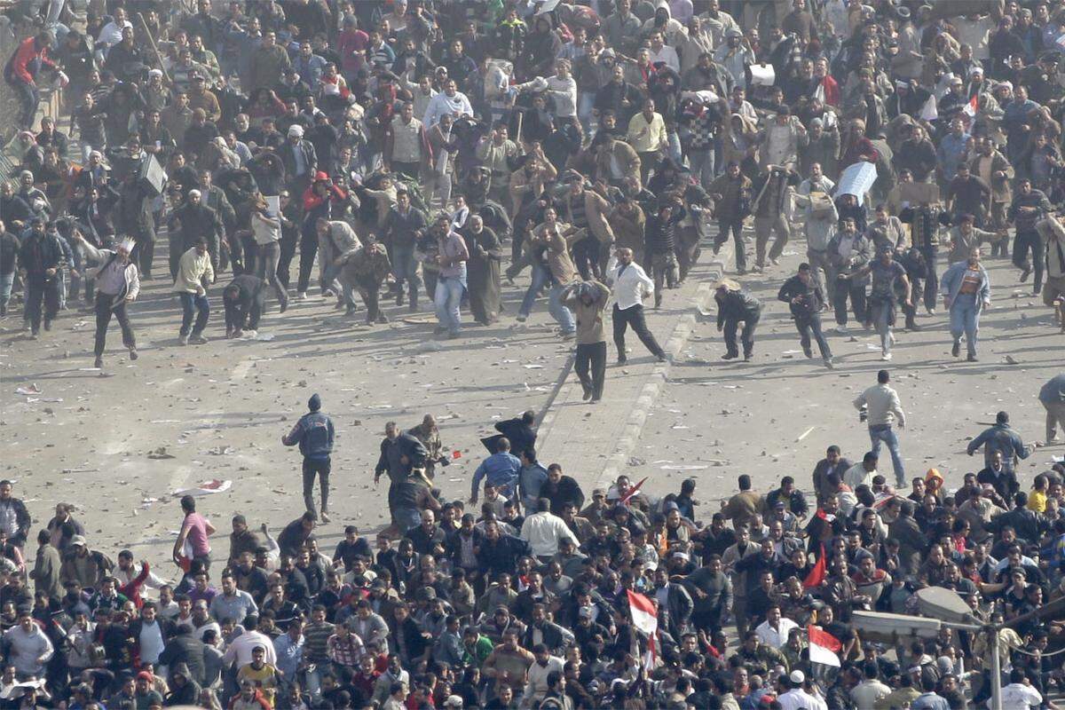 Am Mittwoch und Donnerstag war der Protest nicht so friedlich verlaufen. Anhänger sMubarak und Regimegegner lieferten sich Kämpfe auf dem Tahrir-Platz.