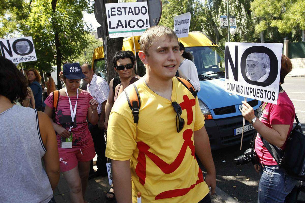 Einwohner protestierten gegen spezielle Vergünstigungen der öffentlichen Verkehrsmitteln. Diese wurden eigens für Gläubige geschaffen, die zum Weltjugendtag anreisen. Neben Gruppen von Atheisten und Homosexuellen kündigten auch Gerwerkschaften Proteste an der kostspieligen Veranstaltung an.