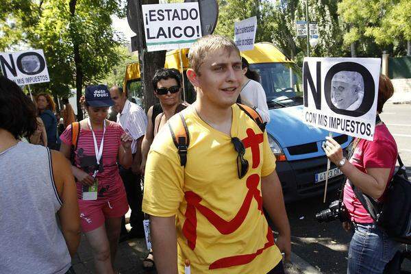 Einwohner protestierten gegen spezielle Vergünstigungen der öffentlichen Verkehrsmitteln. Diese wurden eigens für Gläubige geschaffen, die zum Weltjugendtag anreisen. Neben Gruppen von Atheisten und Homosexuellen kündigten auch Gerwerkschaften Proteste an der kostspieligen Veranstaltung an.