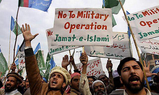 Supporters of Pakistani religious party Jamaat-e-Islami chant anti-American slogans against U. S. Str