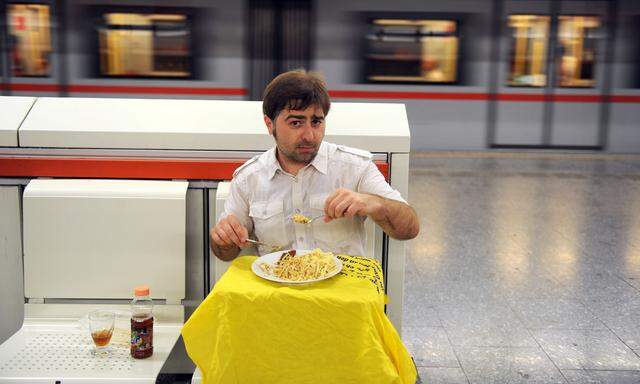 Essen in der U-Bahn, wie „Presse“-Redakteur Erich Kocina es 2009 im Selbstversuch testete, wird bald verboten.