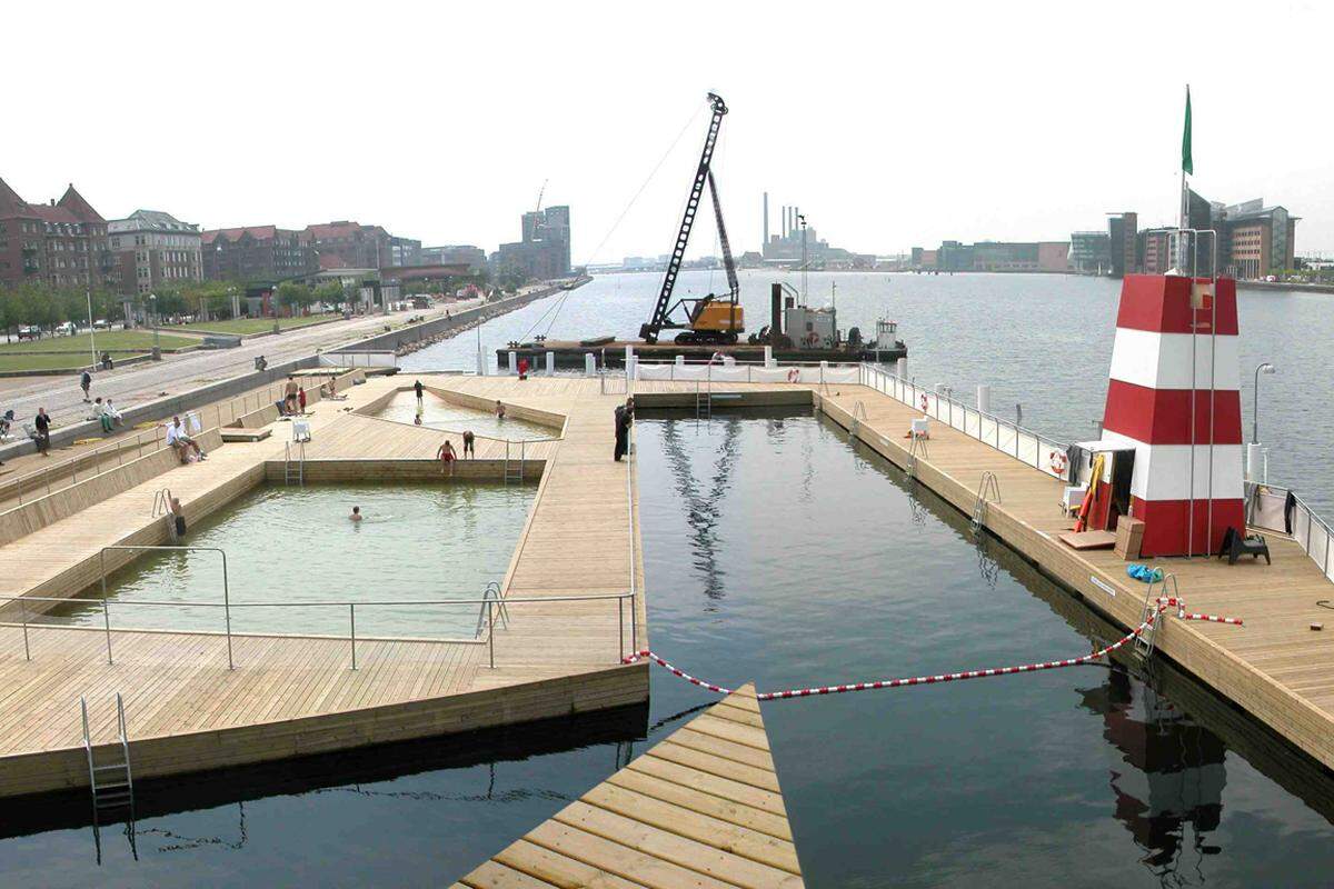 In Dänemark sei die Ästhetikdichte noch ein wenig höher als unter der Sonne Mitteleuropas, sagt man. Da lässt man auch Architekten zuerst Linien ziehen, bevor man selbst Bahnen schwimmt. In die Oresund Bucht vor Kopenhagen ragt ein Holzsteg, der dort endet, wo sich eine hölzerne Muschel aufschwingt, mit anderen Worten: das Seebad Kastrup. Mit Architekturpreisen hochdekoriert und von allen, die gern baden, hochgeschätzt. Entworfen vom schwedischen Büro White Architects. Redaktion: Norbert Philipp