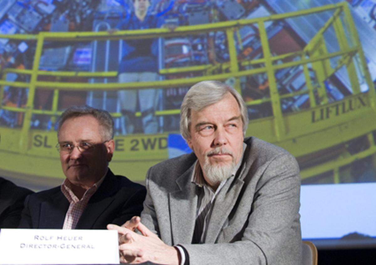 CERN-Direktor Rolf Heuer warnte vor allzu großer Euphorie. Der LHC sei wie ein neues Auto, das man erst langsam einfahren müsse. "Wir können nicht gleich Vollgas geben", erklärte Heuer bei einer Pressekonferenz anlässlich des Neustarts. Die Vorsicht ist berechtigt. Immerhin warf ein Fehler im Kühlsystem das gigantische Experiment um ein Jahr zurück.