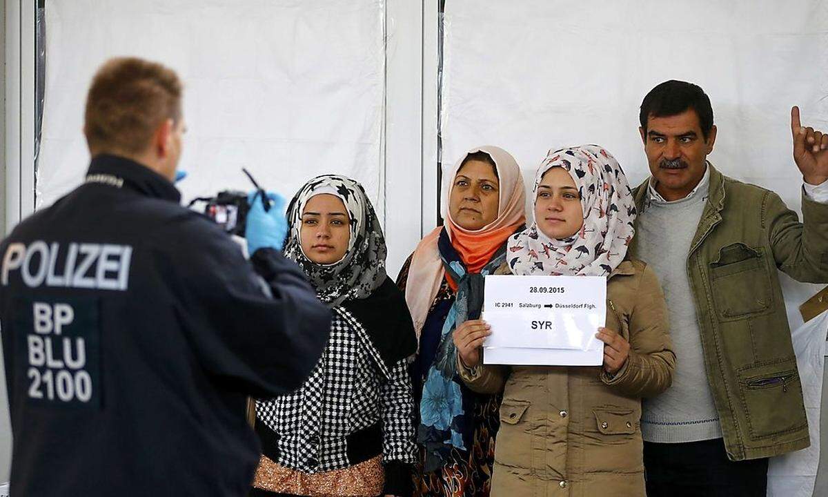 Die deutsche Polizei registriert Flüchtlinge aus Syrien in Freilassing.