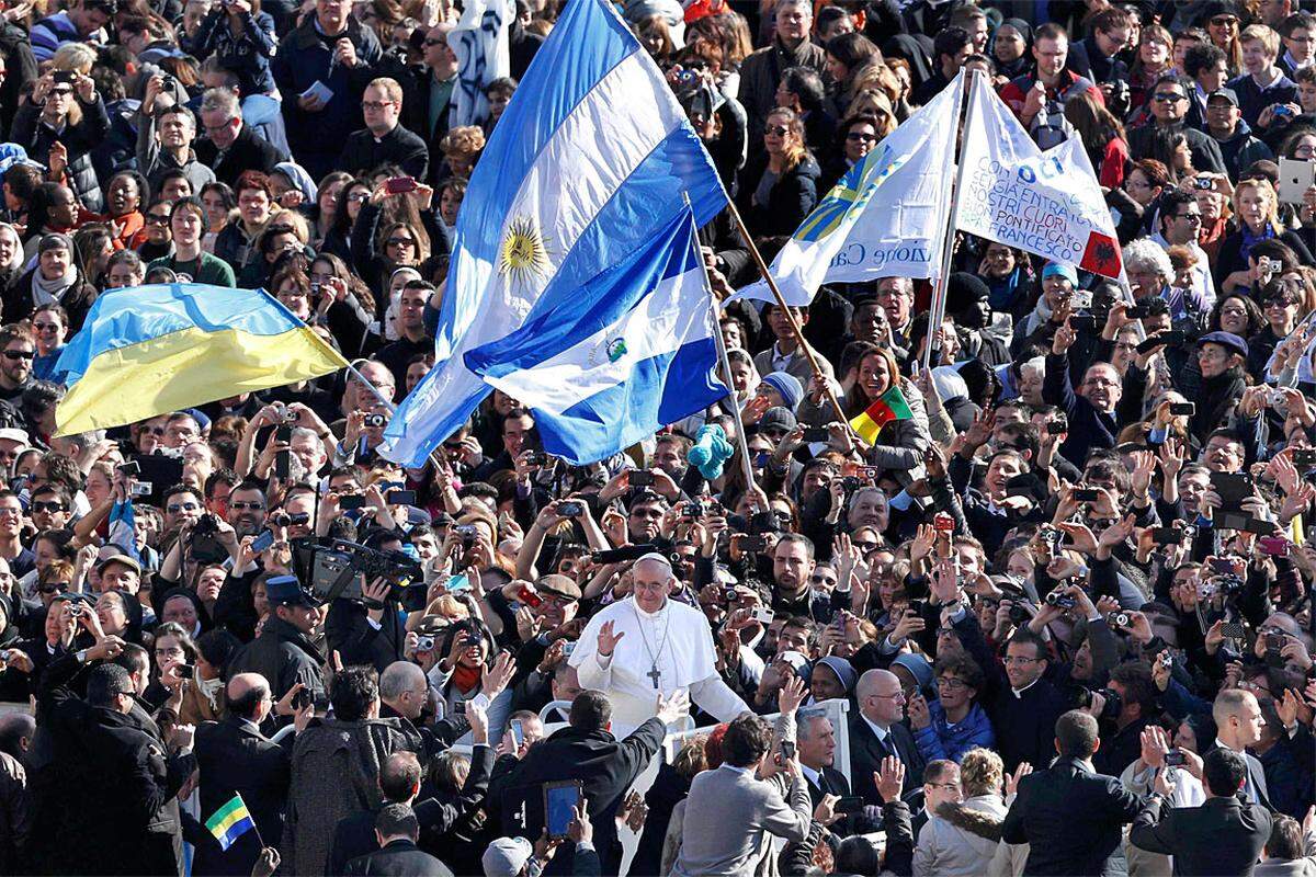 "Franziskus, Franziskus", riefen die Gläubigen, die sich bereits am frühen Dienstag auf dem Petersplatz versammelt hatten. Argentinische Gläubige schwenkten weiß-hellblaue Fahnen sowie die vatikanische Flagge.
