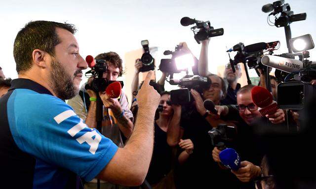 Matteo Salvini denkt nicht daran, angesichts leerer Staatskassen auf die versprochenen Finanzgeschenke zu verzichten: Der Lega-Chef geht auf Konfrontationskurs mit Brüssel.