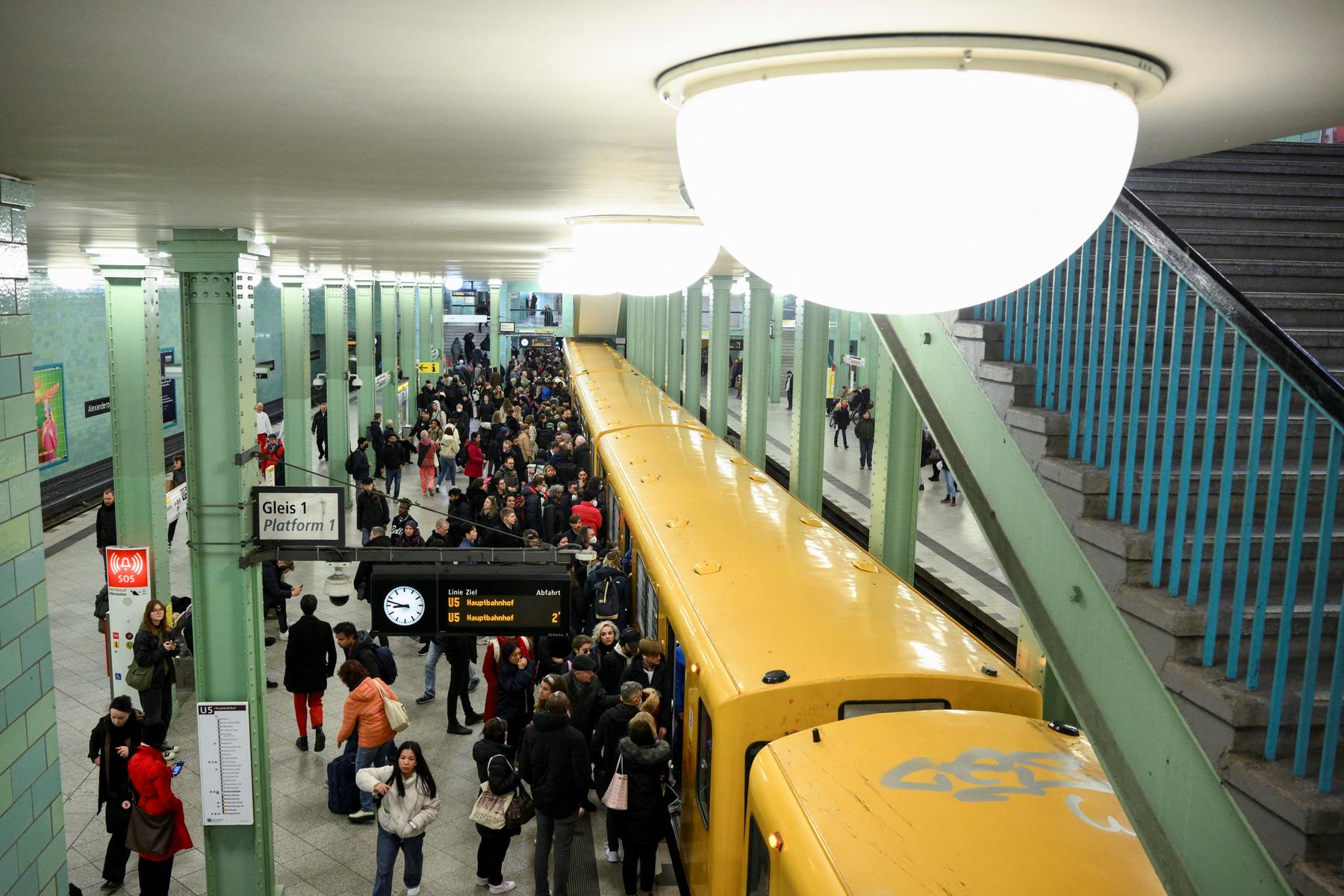 Mann in Berlin’s subway station stabbed-the police shoot on the attacker-Diepresse.com