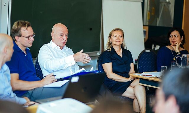 Diskussion über Produktivität: IHS-Chef Martin Kocher, T-Mobile-Chef Andreas Bierwirth, AUA-Chef Kay Kratky, Wirtschaftskammer-Vizepräsidentin Ulrike Rabmer-Koller und Moderatorin Judith Hecht („Die Presse“).