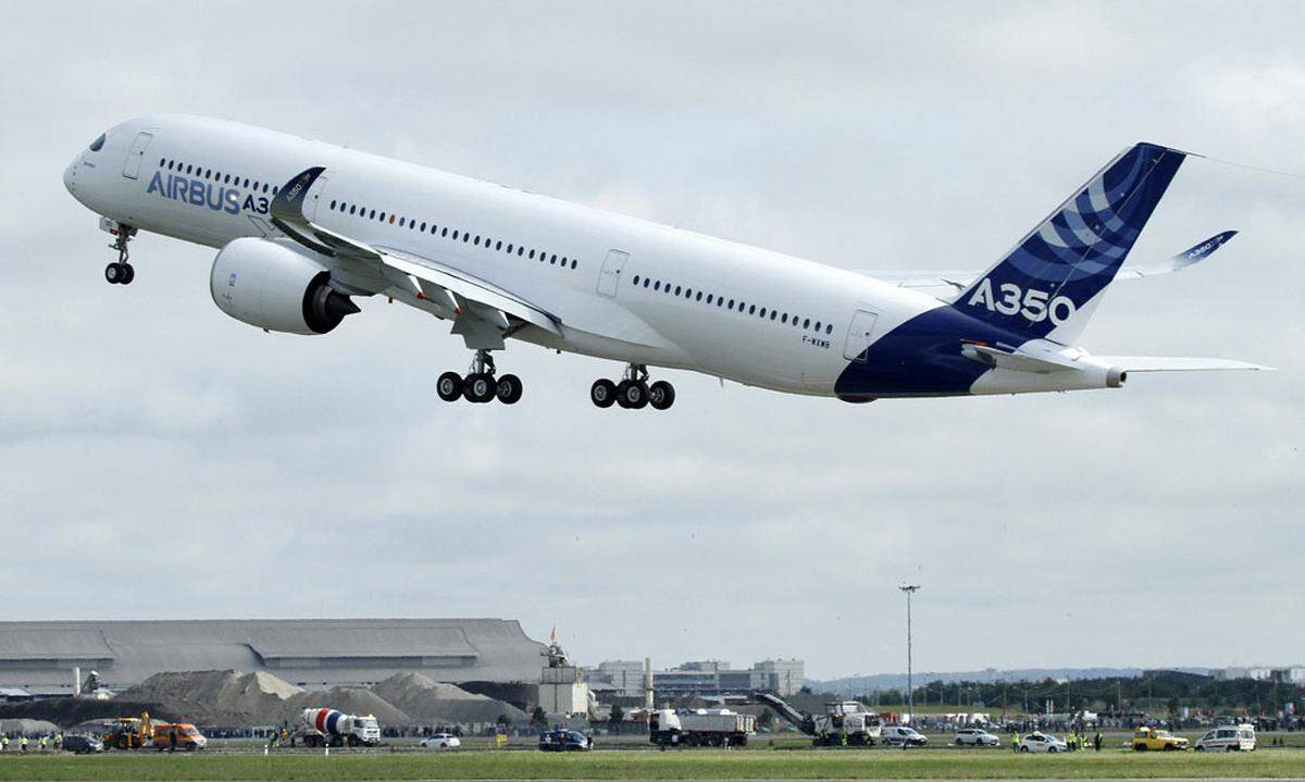Der A350 XWB (für Extra Wide Body, also einen sehr breiten Rumpf) ist hauptsächlich aus mit Kohlefaser verstärktem Kunststoff gefertigt, der leichter ist als Metall. Das Flugzeug soll gegen den "Dreamliner" vom Konkurrenten Boeing antreten.