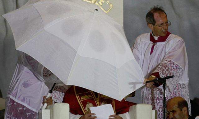 Unwetter: Sieben Verletzte bei Papst-Ansprache