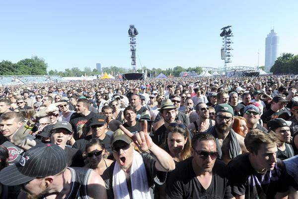Rock in Vienna! Das neue Wiener Festival - mit simplem Titel - feierte zu Fronleichnam seine Premiere. Trotz sommerlicher Temperaturen strömten Zehntausende auf die Donauinsel - wohl in erster Linie, um den Headliner Metallica zu sehen.