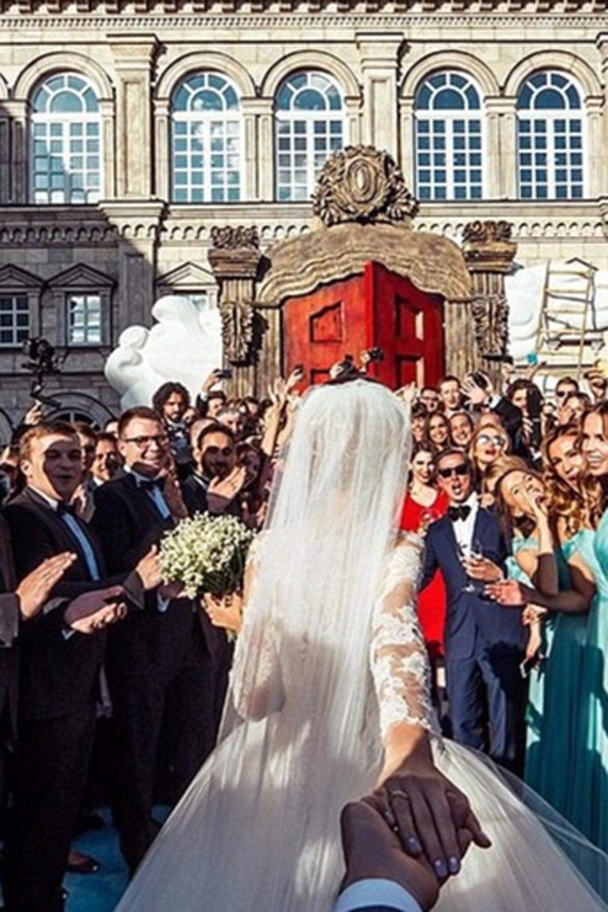 Im Juni 2015 folgte die Hochzeit bzw. Hochzeiten: Eine in der "Zhavoronski Hall" in Moskau und die zweite in Murads Heimatort Dagestan.  Nataly in einem Spitzentraum von Vera Wang.