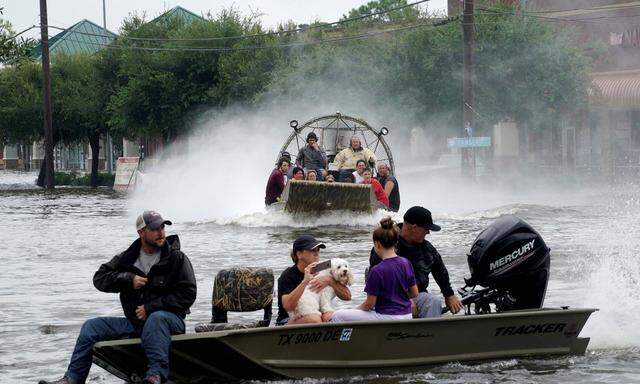 Tausende Menschen mussten in der überschwemmten Stadt Houston mit Booten gerettet werden.