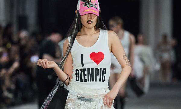 „I love Ozempic“ steht auf einem Tanktop von Namilia, vorgeführt bei der Modewoche in Berlin. 