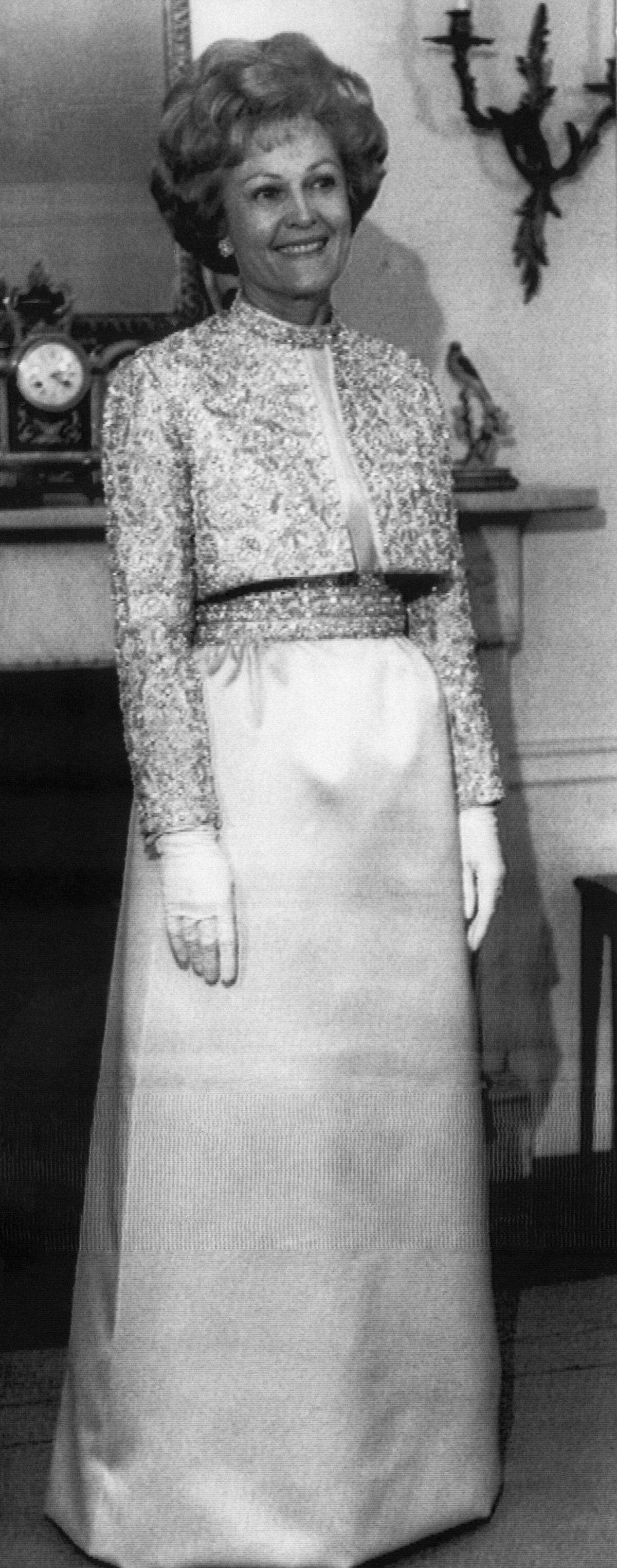 Ein hellgelbes Kleid aus Seidensatin wählte Pat Nixon für die Amtseinführung von Richard Nixon, das von Karen Stark für Harvey Berin designt wurde.