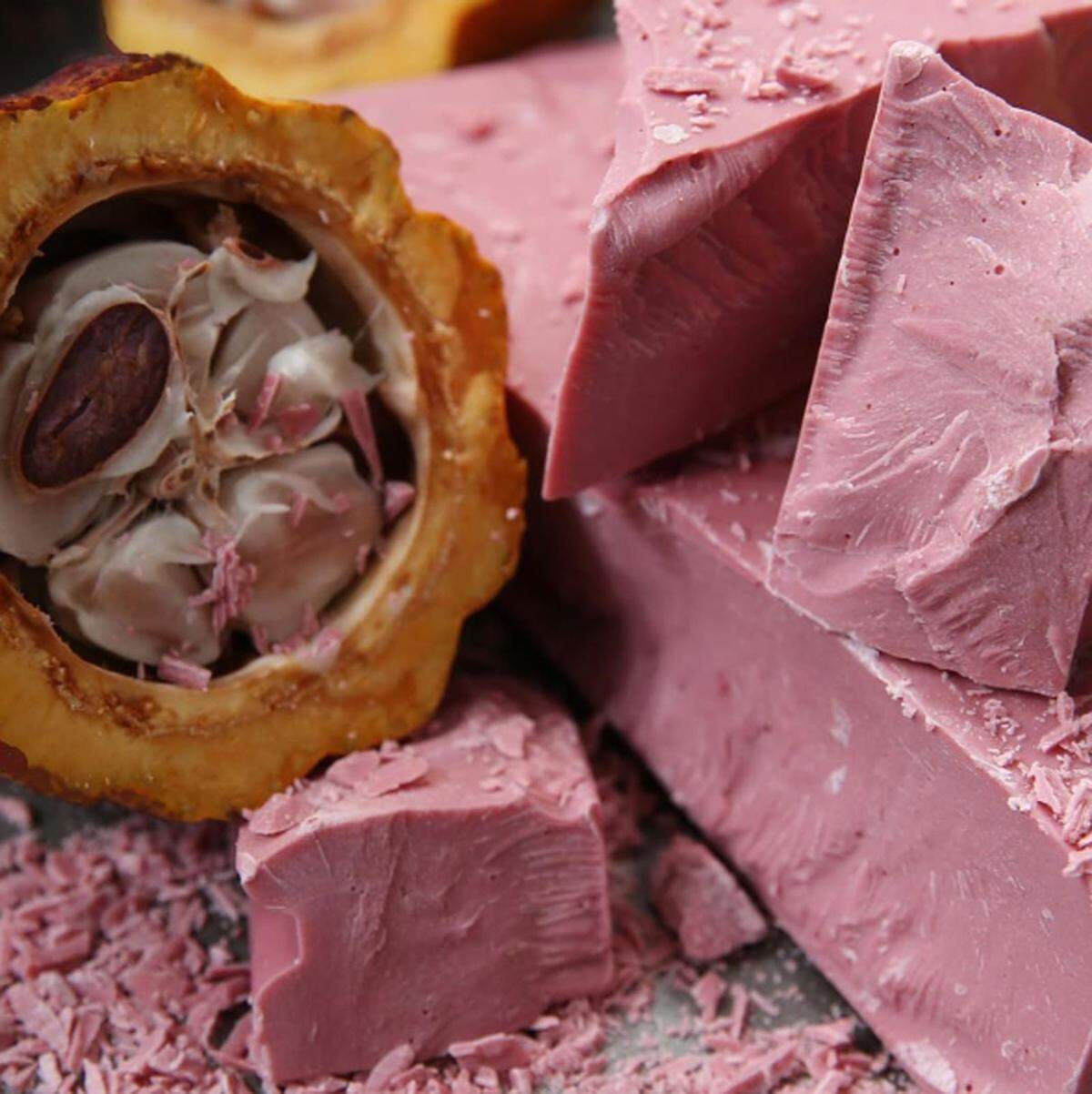 "Millennial Pink" bleibt uns auch 2018 erhalten. Viele wird es freuen, denn es handelt sich dabei um einen sehr instagram-tauglichen Farbklecks, der sich auf mehr oder weniger natürlichen Lebensmitteln zeigen wird. Die Pink Ananas ist ein Beispiel dafür genauso wie der gerade entdeckte rosa Kakao.