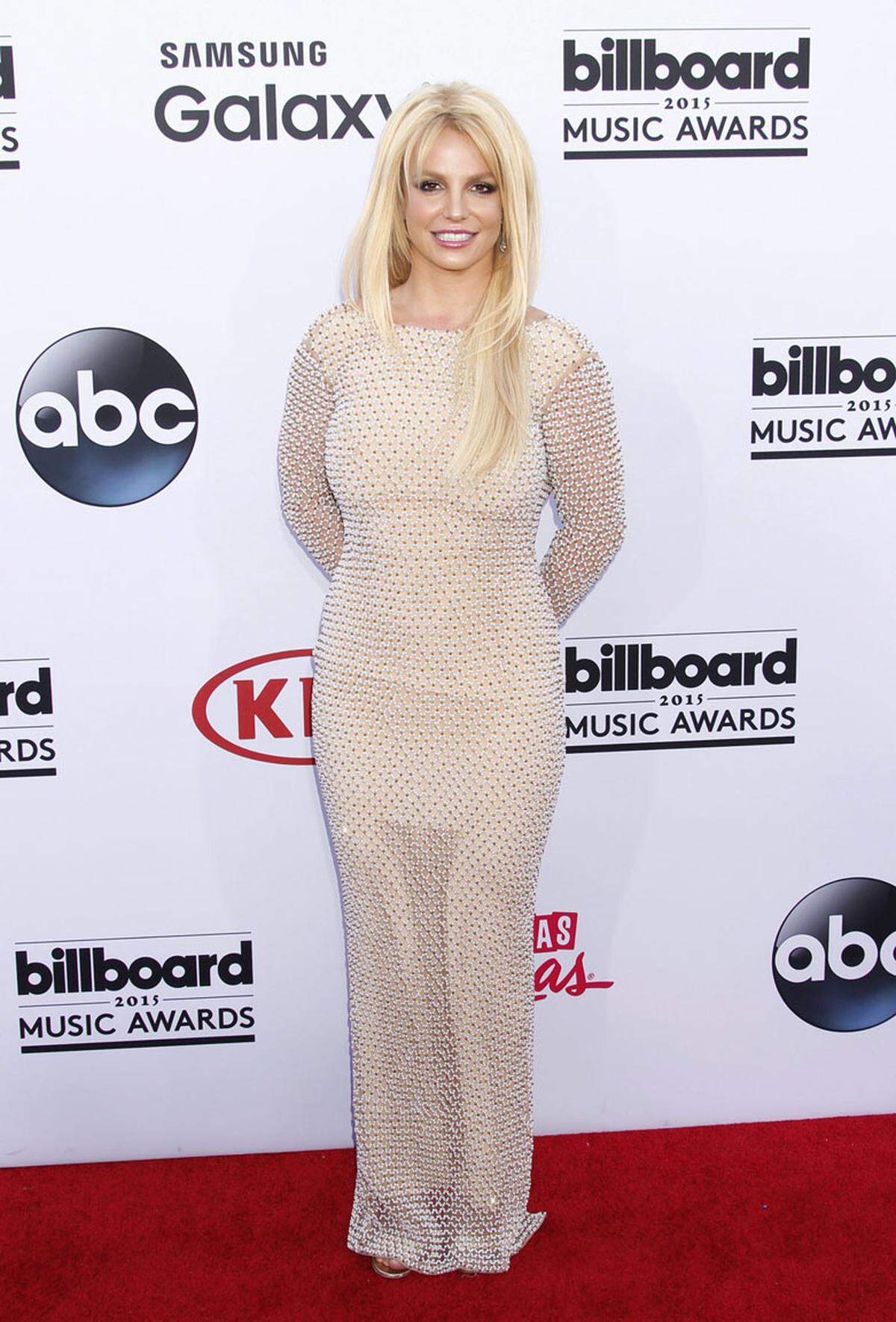 Britney Spears erschien in einer Robe von Yousef Al Jasmin.