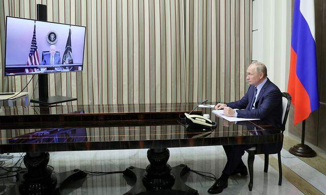 Das anstehende Treffen findet auf niedrigerer diplomaitscher Ebene ab - hier ein Archivbild einer Videokonferenz des russischen und des US-amerikanischen Präsidenten am 7. Dezember.