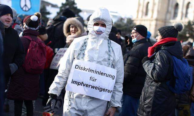 Auch Impfverweigerer (am Bild eine Demo in Wien im Jänner 2021) sollen sich bald immunisieren lassen müssen.