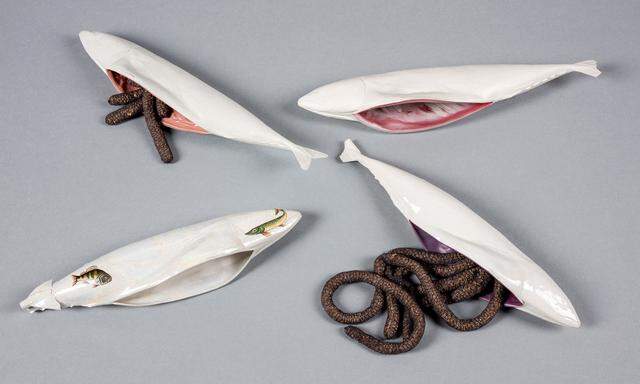 Fische. Tiere als Spiegelbild der  Gesellschaft. Keramik, Baumwolle, Körner.