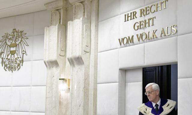 Gerhart Holzinger, Präsident des Verfassungsgerichtshofs, ist um eine straffe Verhandlungsführung bemüht