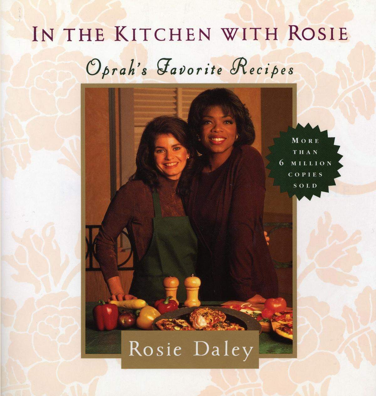 Fernseh-Queen Oprah Winfrey nutzte ihre eigene Berühmtheit, um das Kochbuch ihrer Privatköchin Rosie Daley zu bewerben und brachte sich am Cover als Co-Autorin ins Spiel. Das Buch „In the Kitchen with Rosie: Oprah's Favorite Recipes“ versammelt Oprahs Lieblingsgerichte auf 144 Seiten.