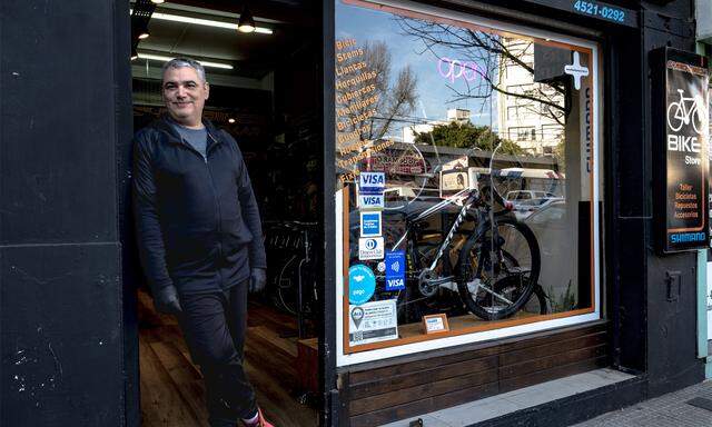 Esteban Antonelli vor seinem Fahrradgeschäft in der argentinischen Hauptstadt Buenos Aires.