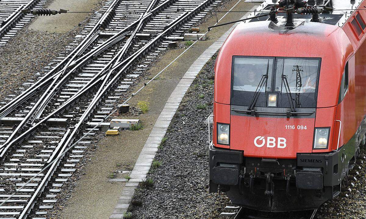 Mit der österreichischen Bundesbahnen-Holding schaffte es auch ein Transportunternehmen in die Top 15. Die ÖBB erzielten 2017 einen Umsatz von 5,521 Milliarden Euro, ein Plus von fünf Prozent.